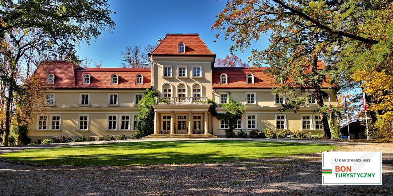 Dwor Sierakow Hotell Exteriör bild