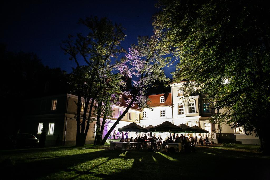 Dwor Sierakow Hotell Exteriör bild